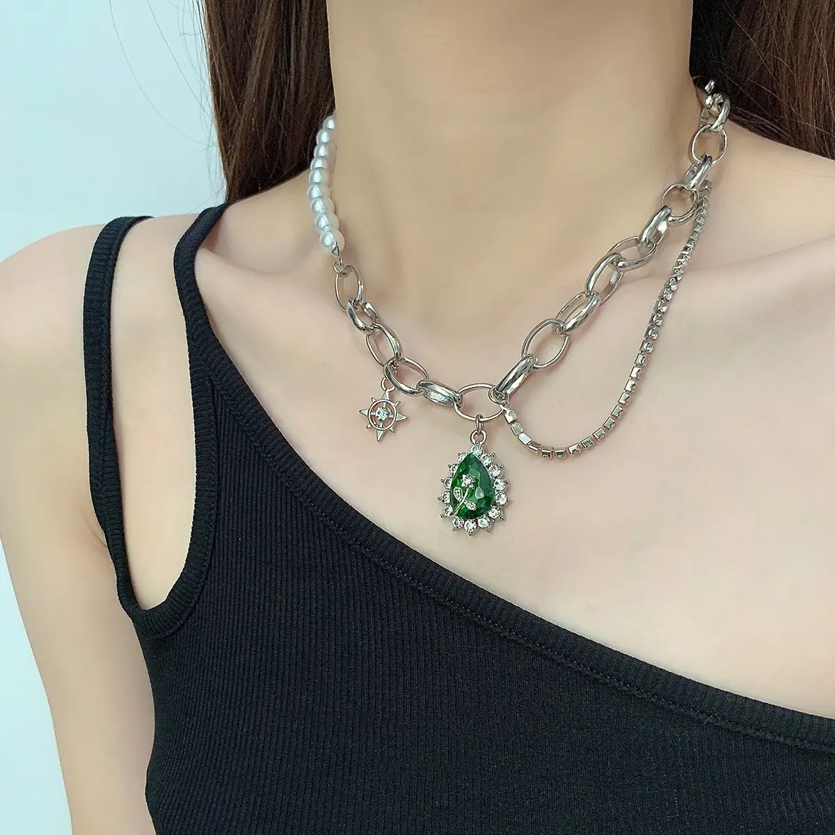 Green Gemstone And Diamond Pendant Chain Stitching