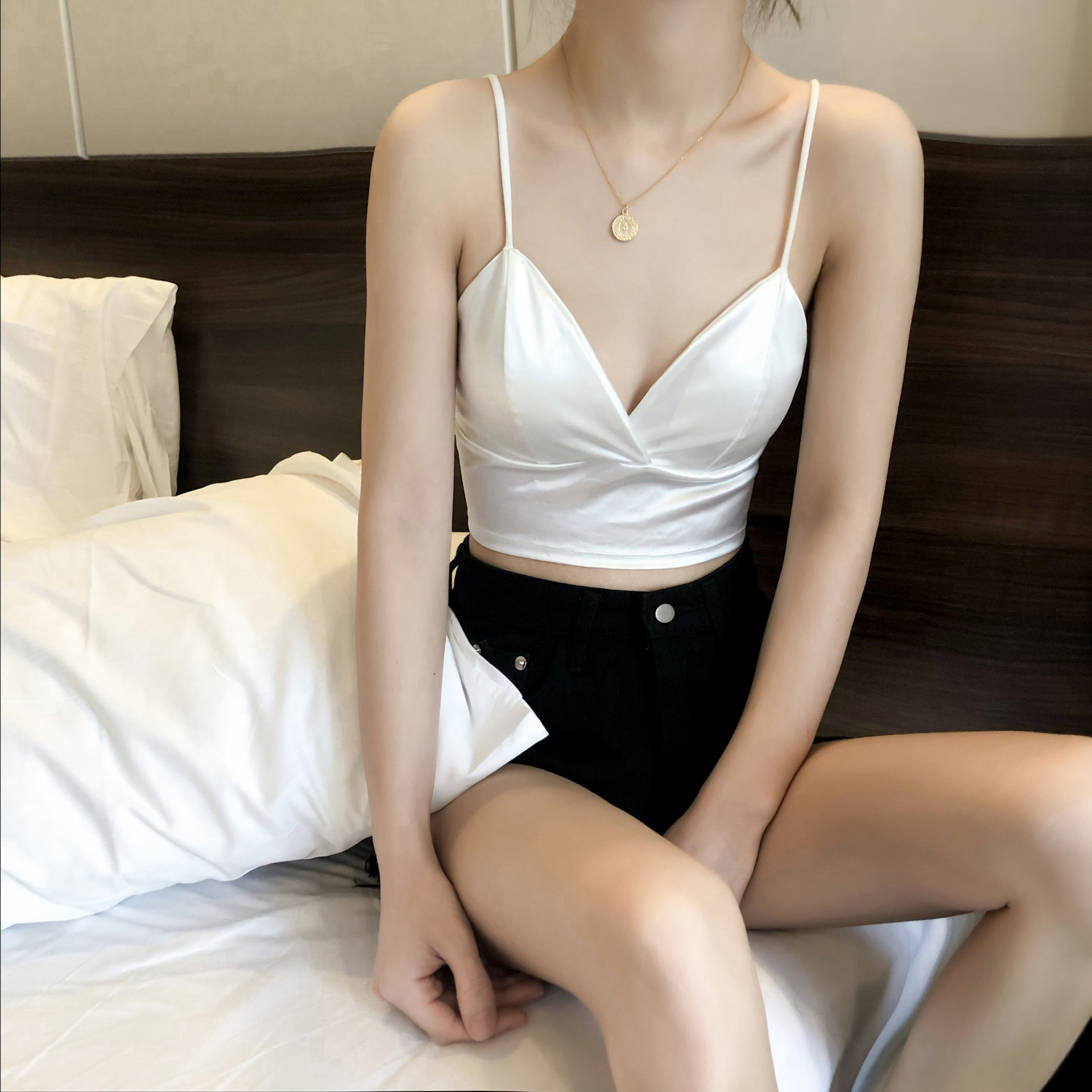 قميص داخلي ساتان مبطن للصدر