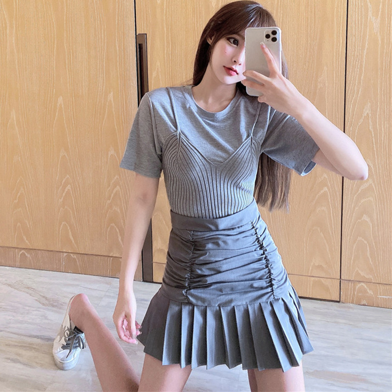 T-shirt top + pleated bag hip skirt