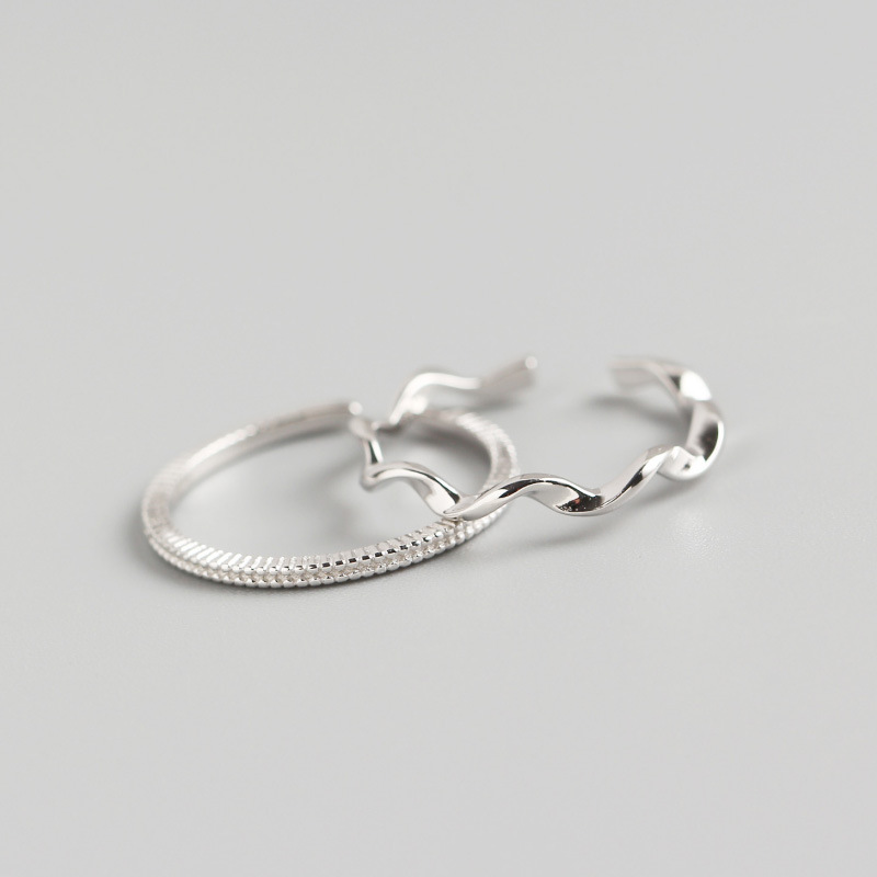 Mobius Minimalist Thin Tail Ring