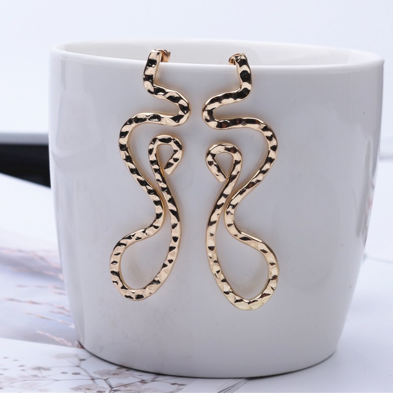 Gothic three-dimensional spiraling creative snake-shaped earrings