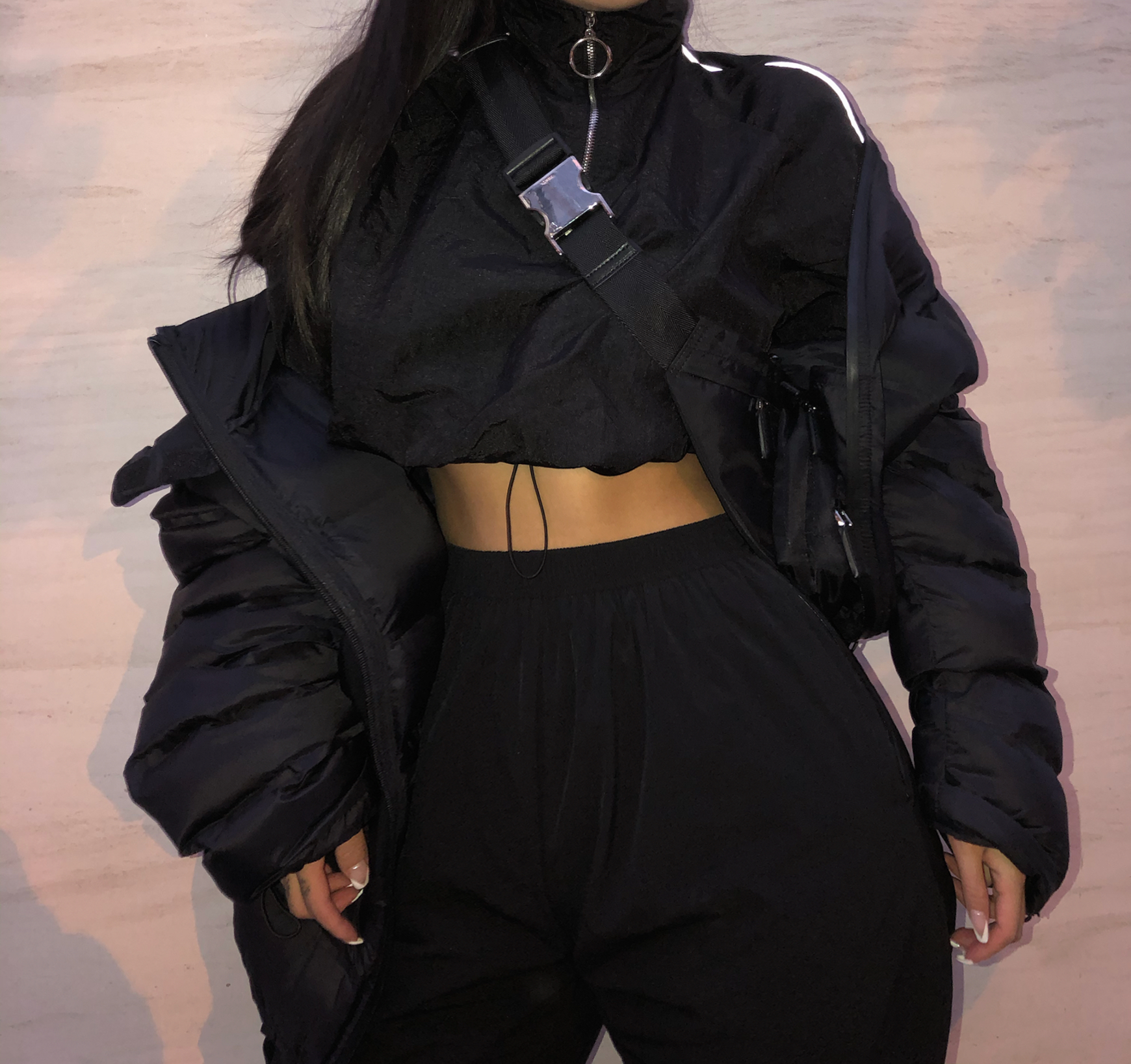 سترة صغيرة مزينة بخطوط عاكسة عند الخصر