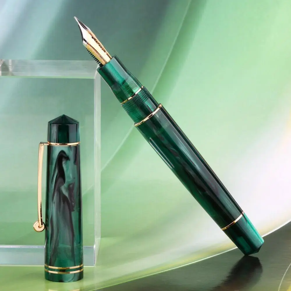 Full view of the M800 fountain pen