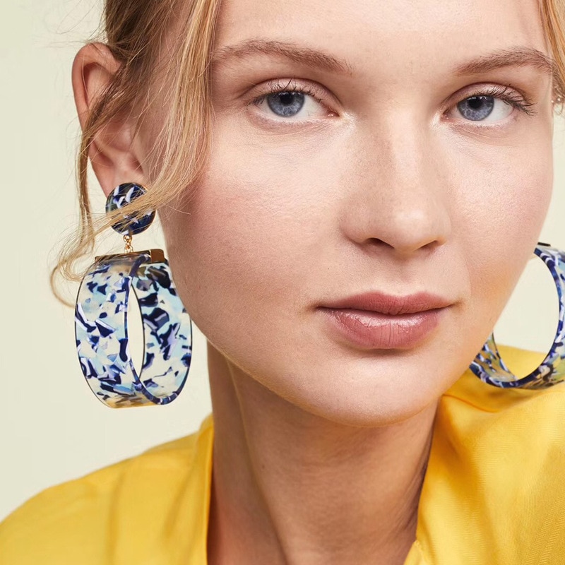 Three-dimensional round acrylic earrings