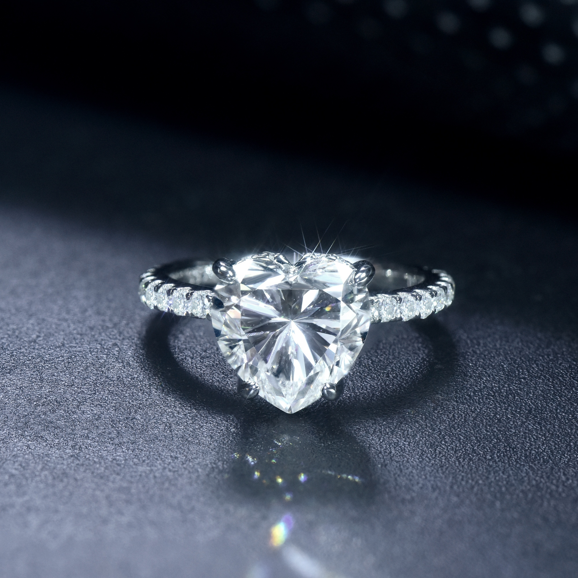 A Luxurious, Fashionable, And Trendy Silver Ring Set With Top-quality Moissanite, Crafted From S925 Silver With A Platinum-plated Finish