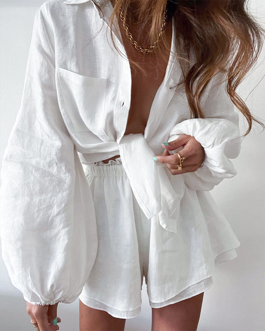 Complete casual white set with long-sleeve top and ruffled cotton and linen shorts for European and American women.