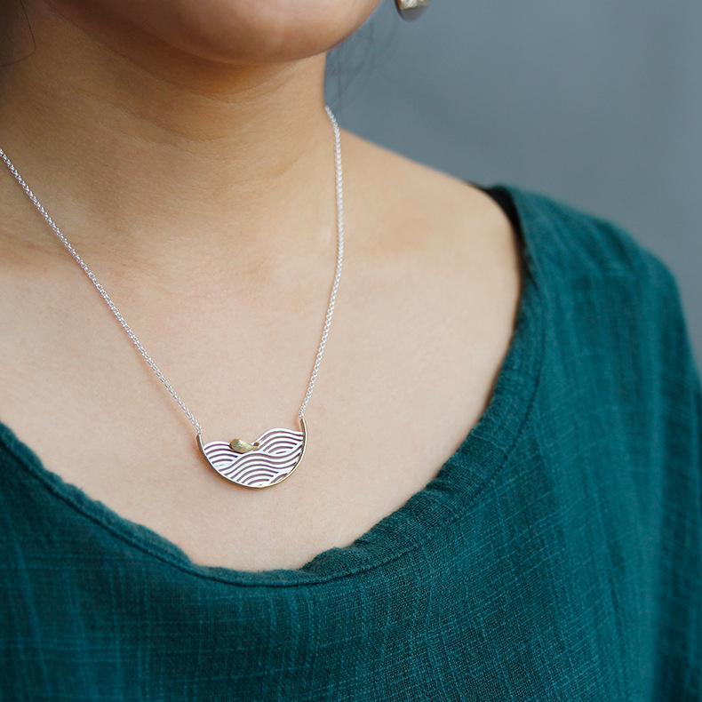 Factory Direct supply original looking simple hollow water pattern small whale movable S925 Sterling Silver Women's necklace