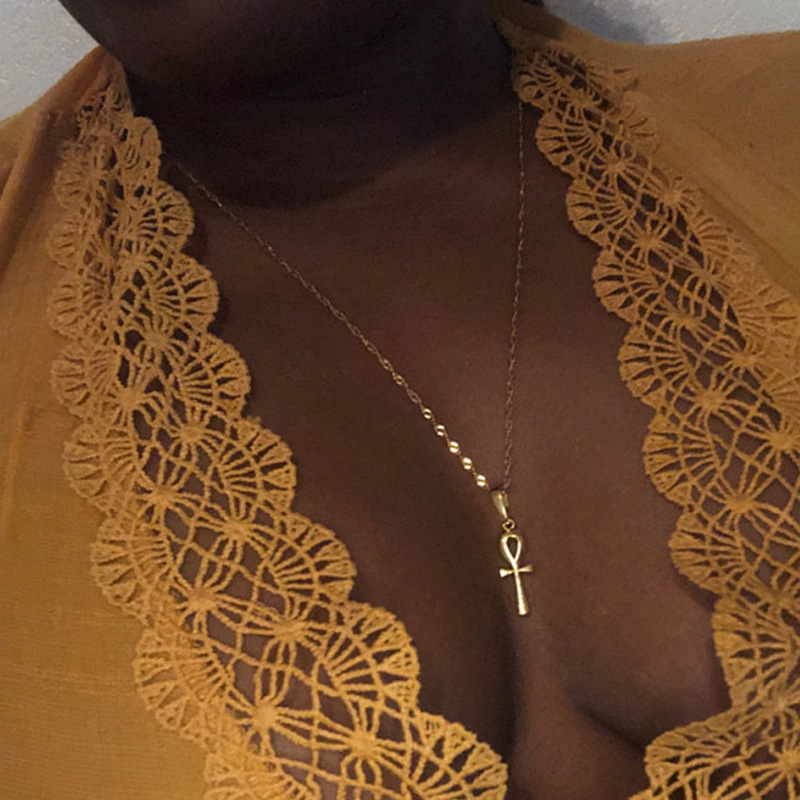 Metal cross pendant necklace