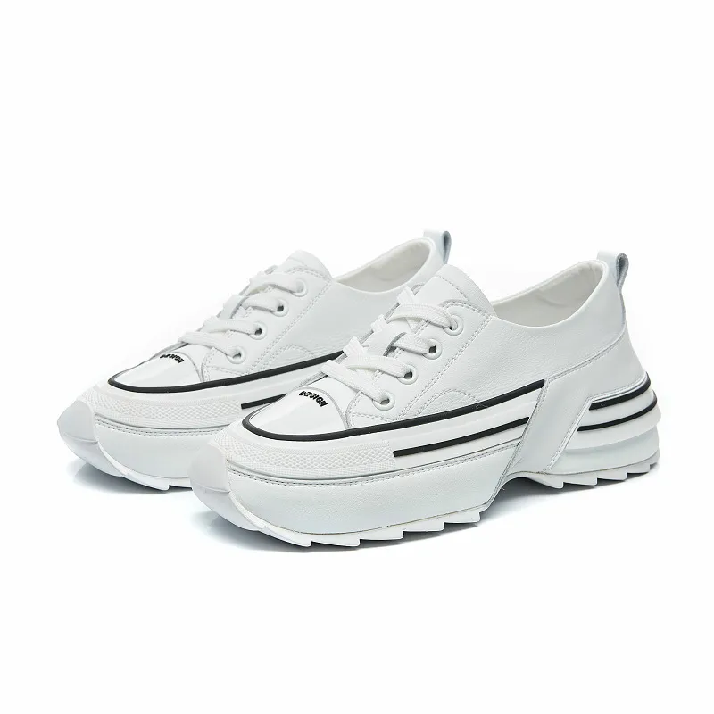 Contrasting old shoes - White
