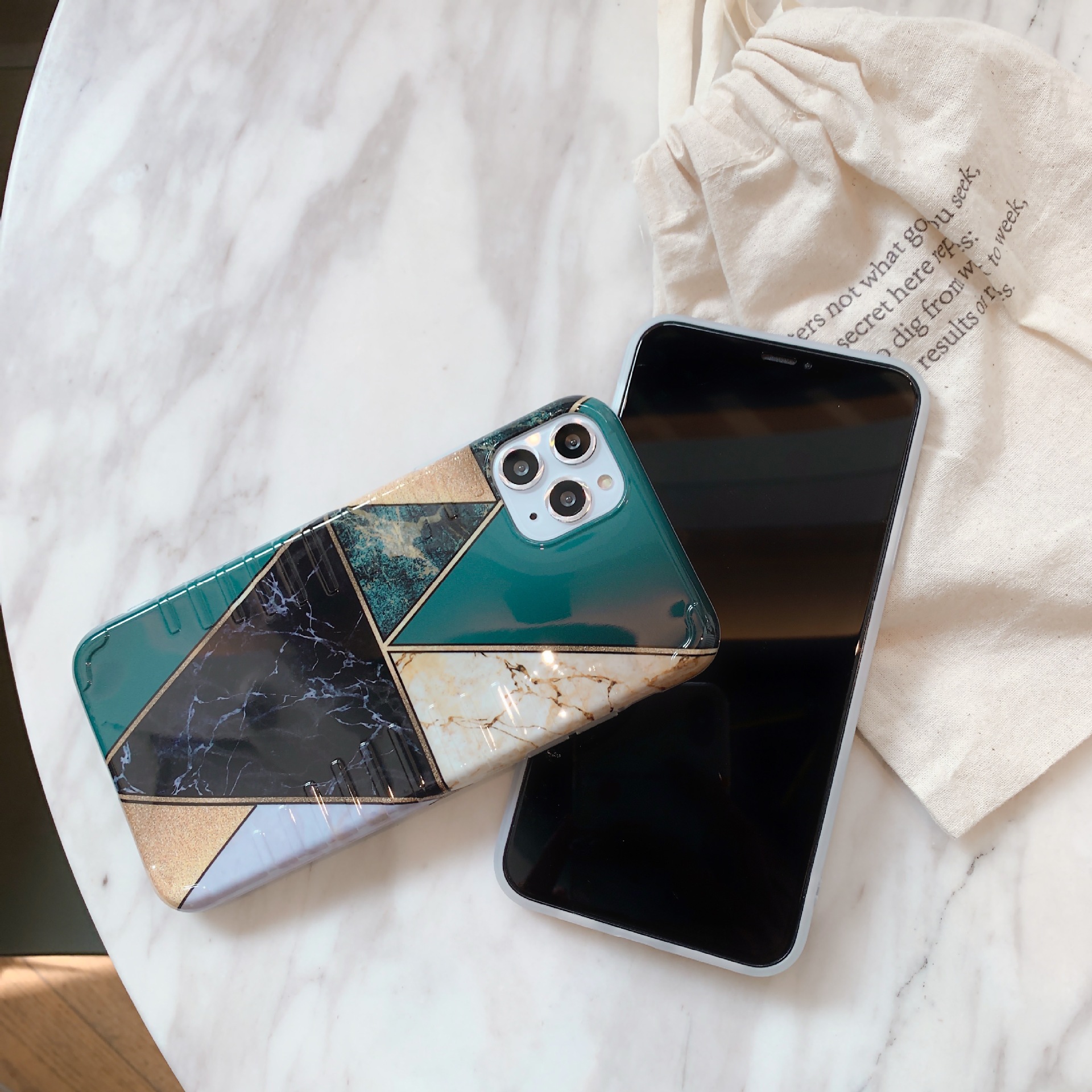 Geometric color matching phone case - Image 3