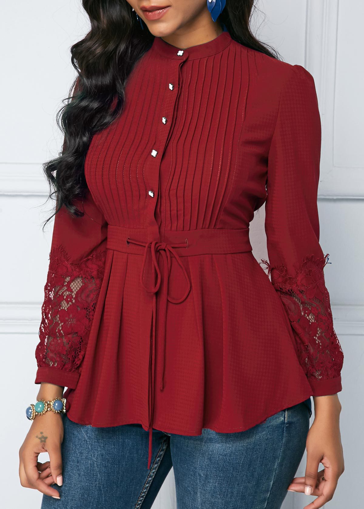 بلوزة واسعة بأكمام طويلة وياقة واقفة بلون موحد