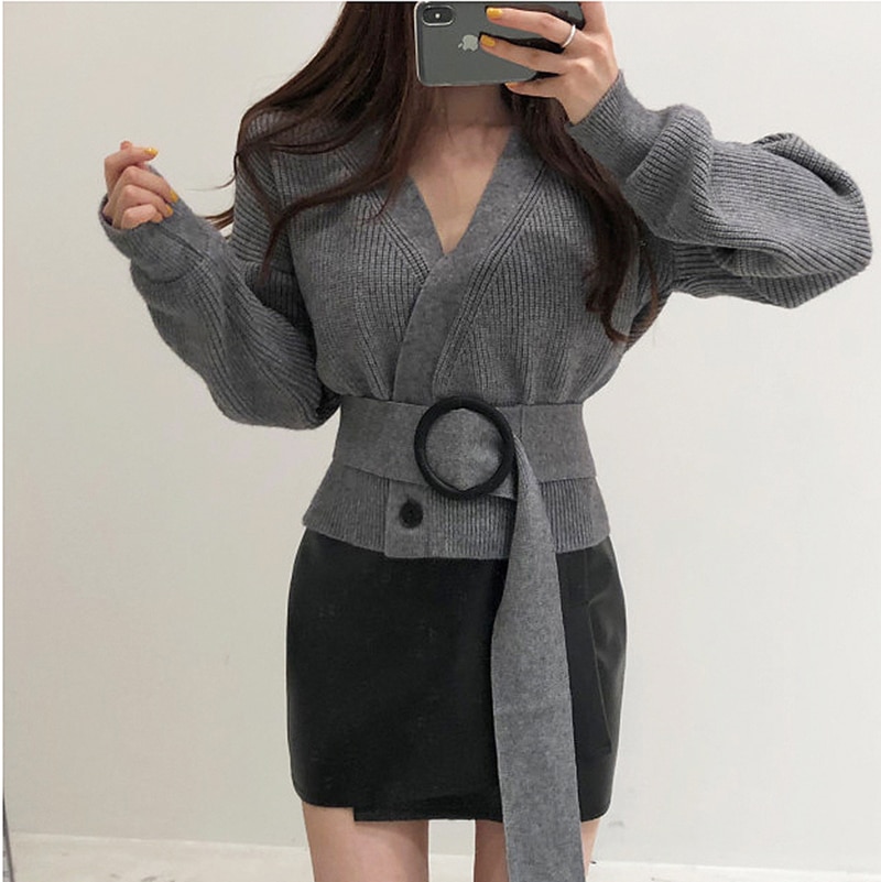 V-neck short sweater with belt