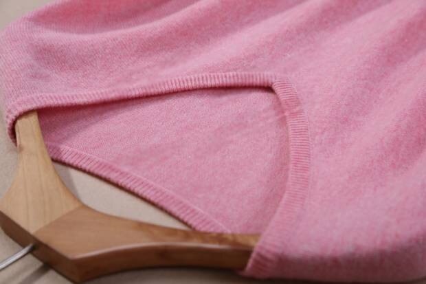 Autumn V-neck cashmere sweater for women