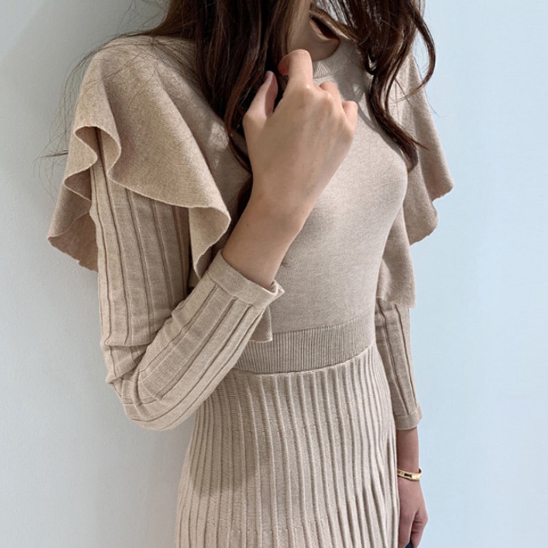 Slim long-sleeved knit dress with ruffles