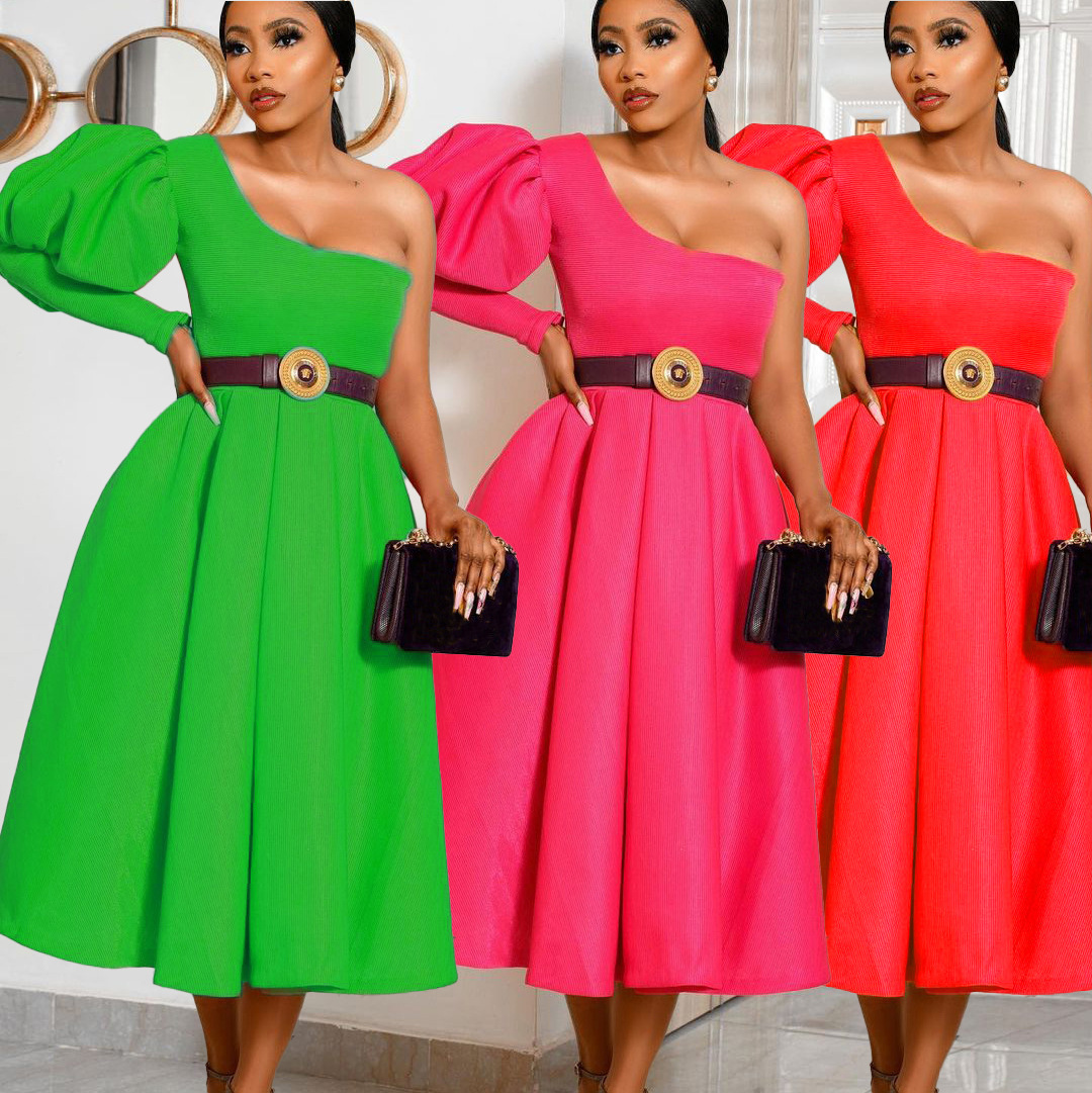 فستان سهرة متوسط الطول بأكمام نفخة عارية الكتفين