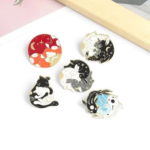Embracing Gossip Illustration Creative Brooch Small Animal Badge