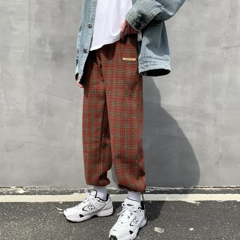 Men's Plaid Trousers With a Girdle