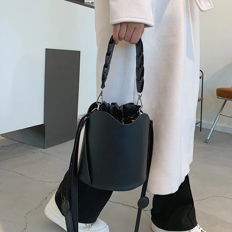 Trendy Fashion Trend Messenger Bag Design Sense Bucket Bag - Black