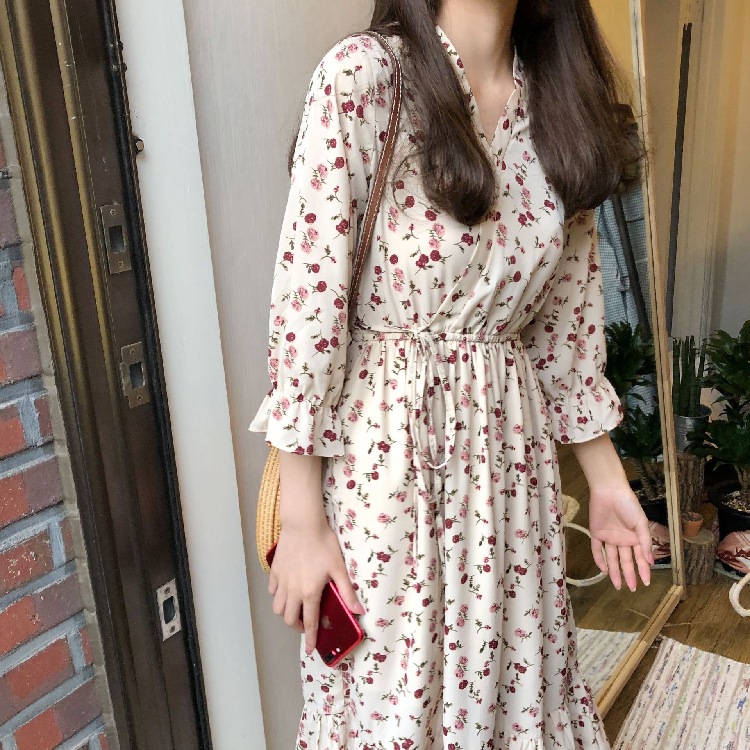 فستان نسائي متوسط الطول بياقة V بنقشة مطبوعة