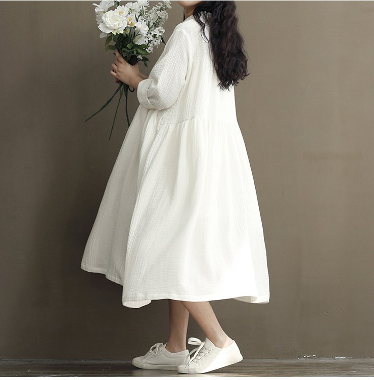 فستان متوسط الطول بأكمام طويلة من القطن والكتان بتصميم أدبي كلاسيكي