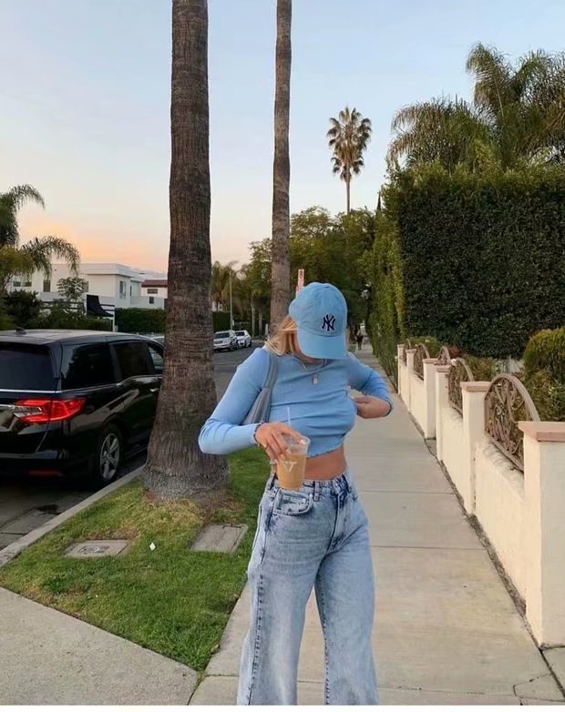 قميص بأكمام طويلة وياقة نصف عالية مع أذنين مغلقتين