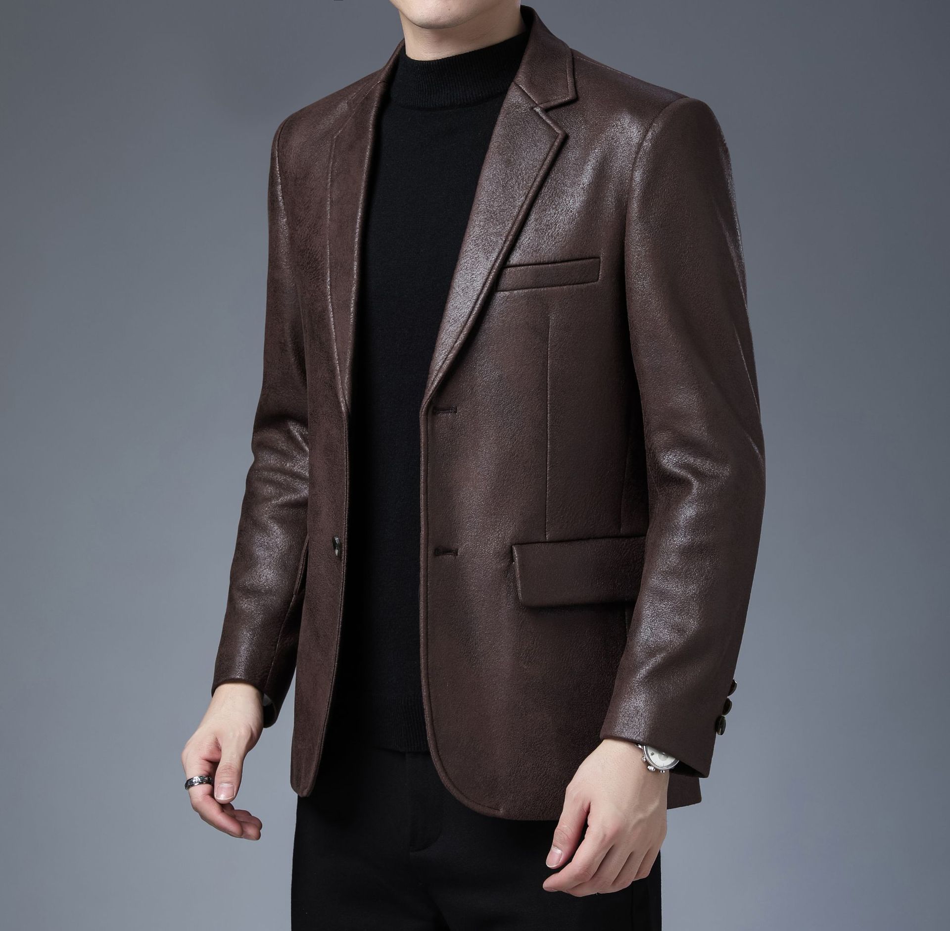 The new men's leather coat for spring is young and middle-aged