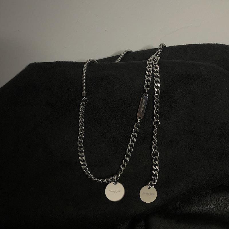 قلادة من التيتانيوم بفصوص حروف مطرزة - الإصدار الكوري