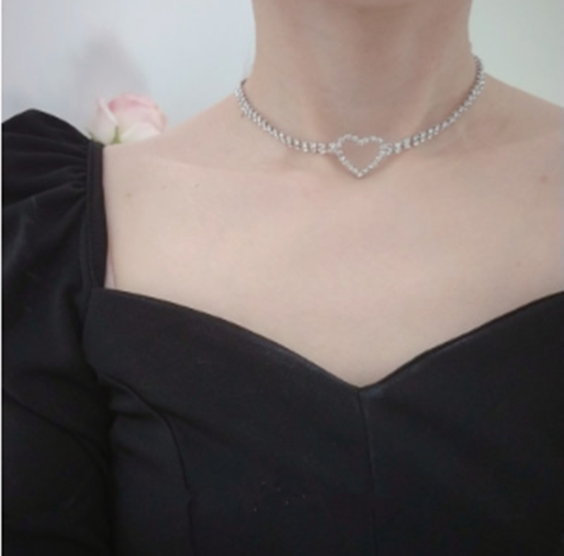 عقد تشوكر قصير أنيق ومتعدد الاستخدامات للنساء