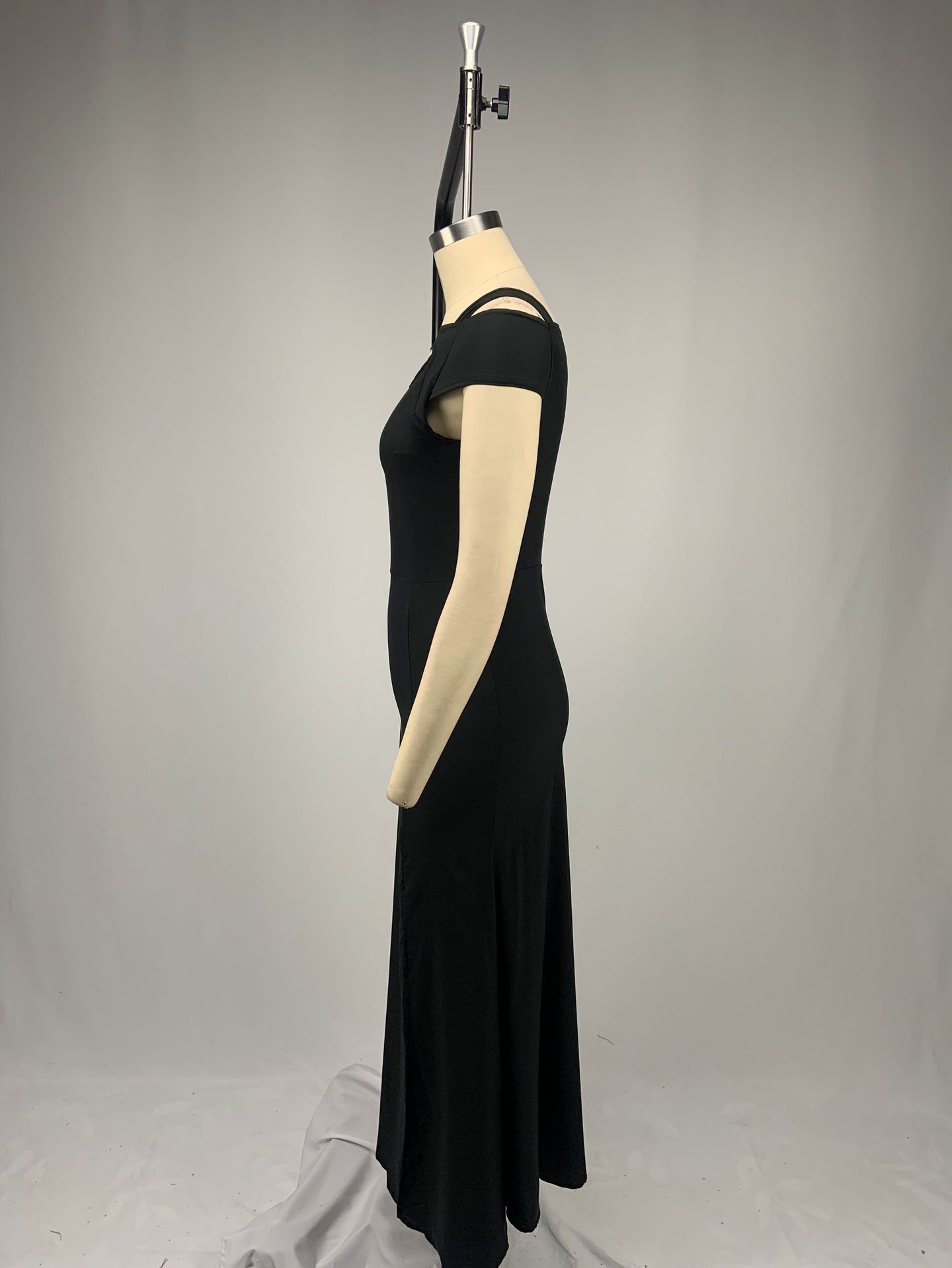 فستان سهرة أنيق برقبة على شكل V وكتف مكشوف مع فتحة جانبية