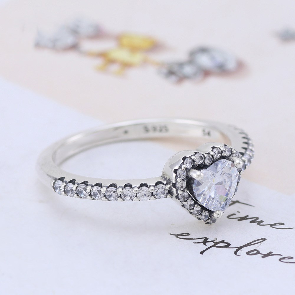 Sublime Heart Group Inlaid Love Zircon Ring