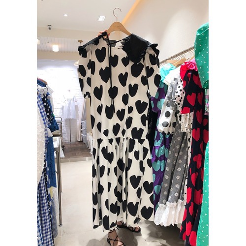 فستان صيفي ضيق بطبعة عصرية وكاجوال