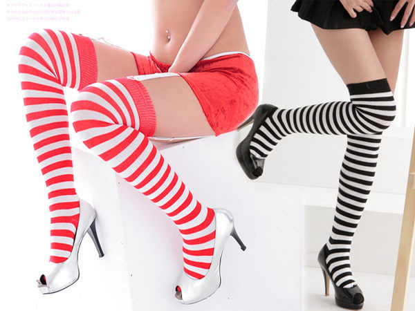 Title 4, Chaussettes hautes en dentelle rayée rouge, acc...