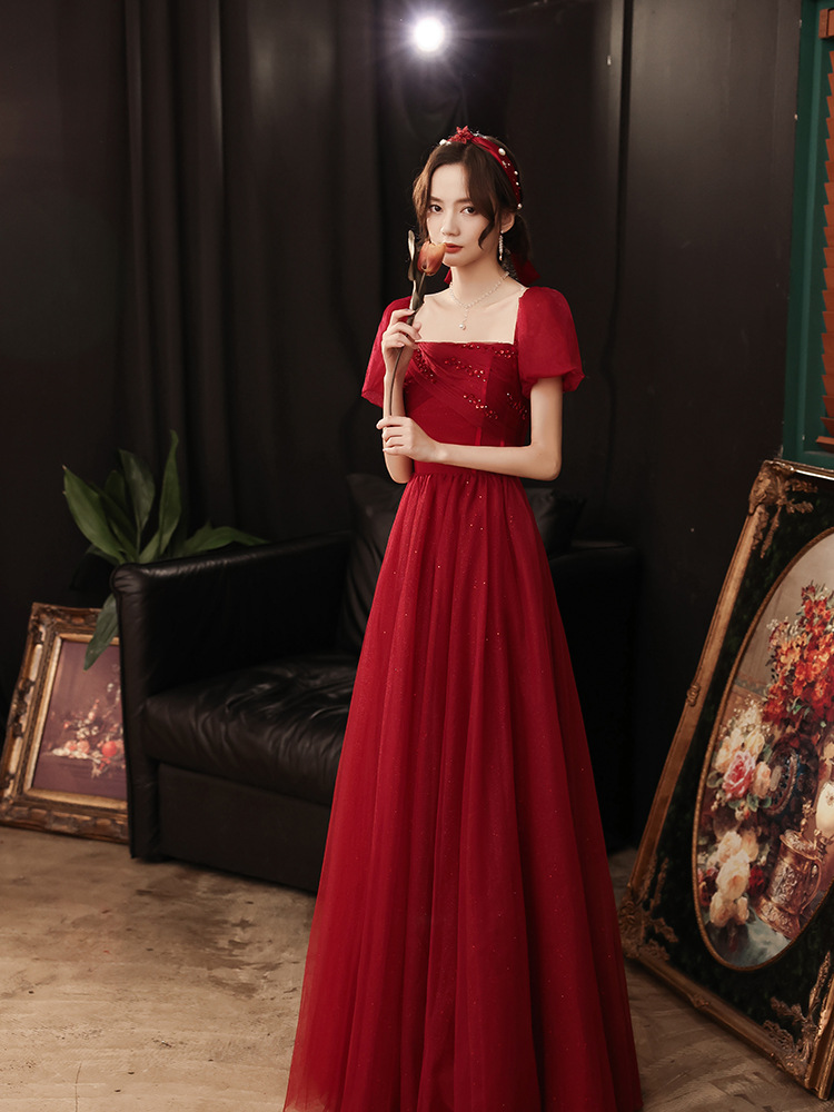 فستان عروس شتوي لتقديم التهاني - ياقته مربعة وتنورة صوف أنيقة باللون الأحمر النبيذي