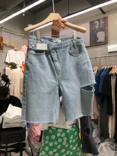 Personalized All-match Label Buttoned Hole Straight Denim Shorts - Blue - View 1