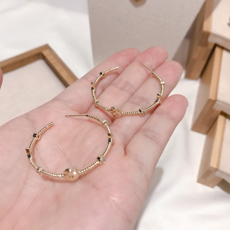 C-Shaped Letter Fashion European And American Style Exaggerated Geometric Earrings