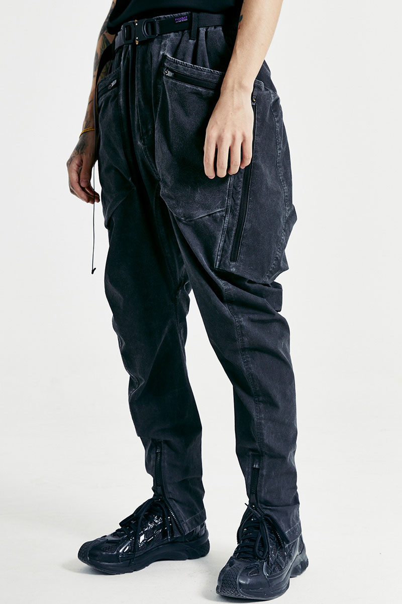 بنطلون ساق واسعة مزين بسحابات متعددة، مصبوغ بتقنية الغمس ومتأثر بالراحل القديم