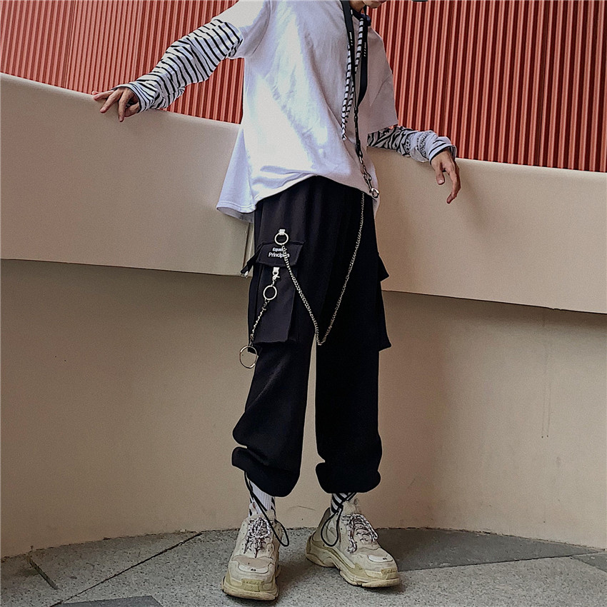 بنطال طويل بتطريز وجيوب بتصميم حزام أدوات وفتحة للفم، مناسب للتزلج