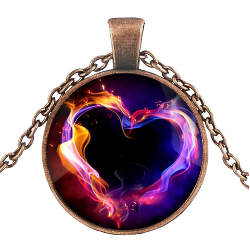 عقد قلوب يتلألأ ويحترق في الظلام