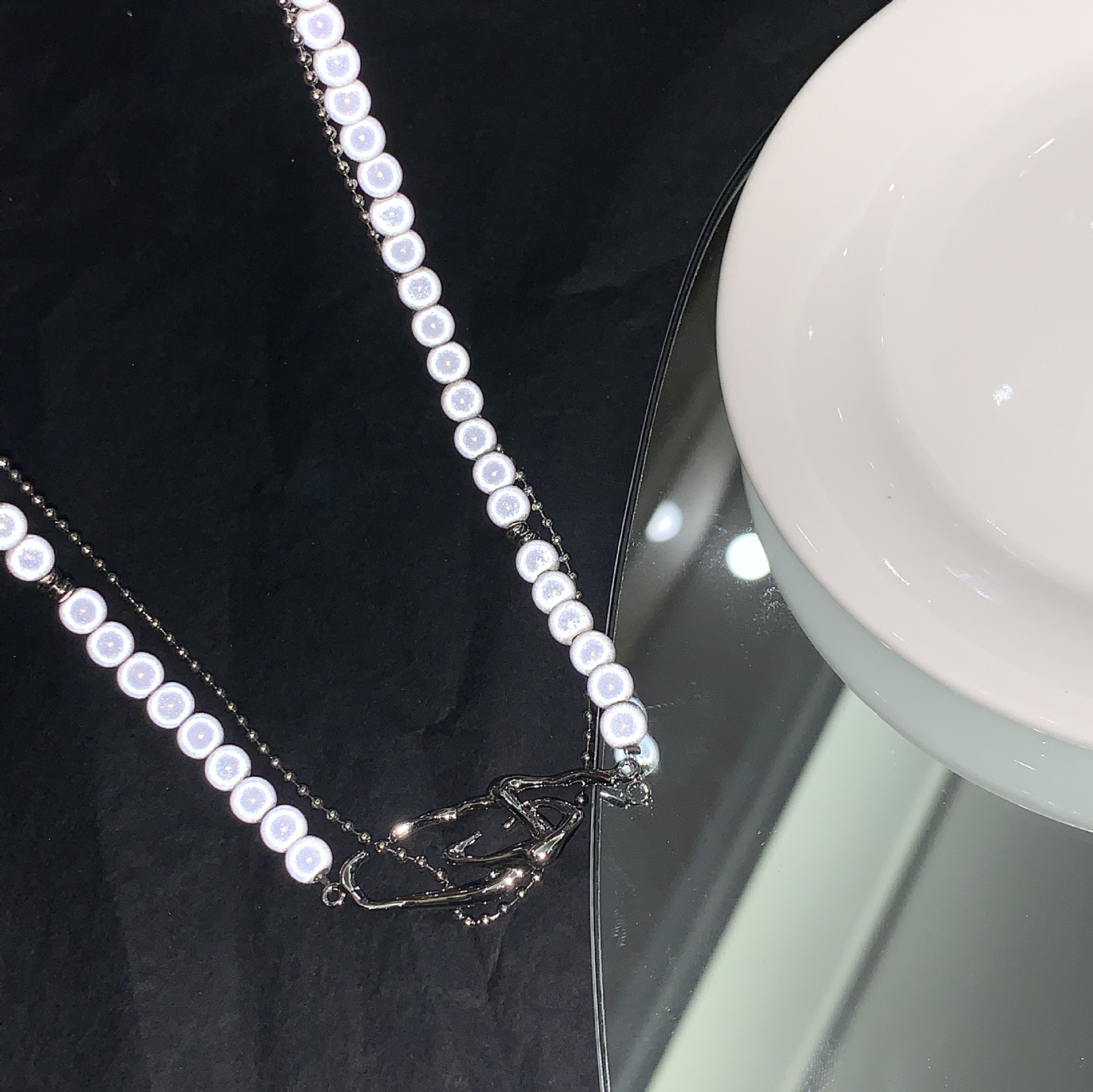 Small Design Sense Pearl Irregular Stitching Necklace