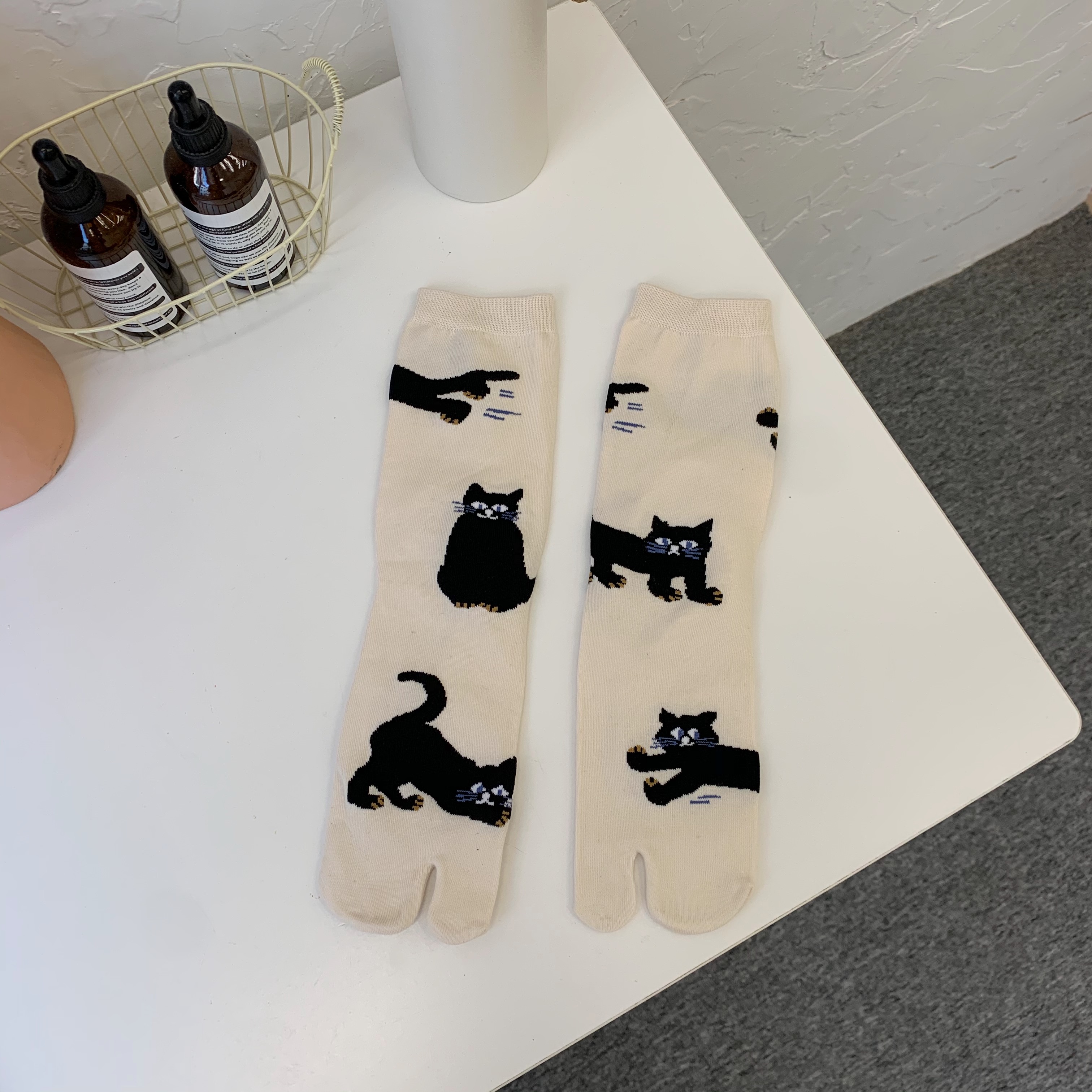 Title 3, Cute Pig Trotters Split Toe Tube Socks Women