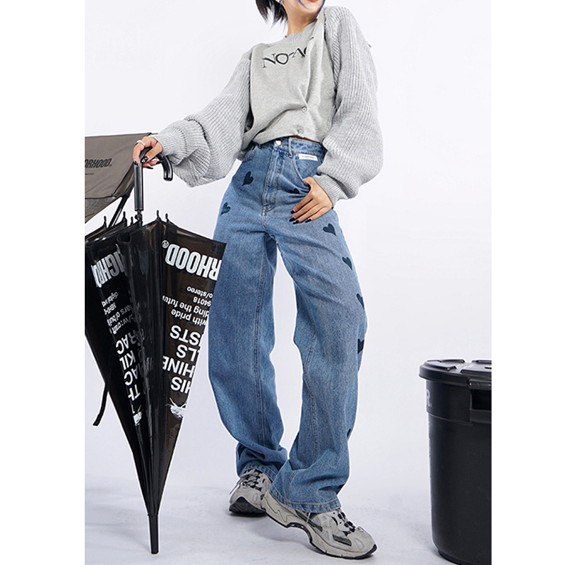 Light-colored Love Jeans Women Are Thin And Tall