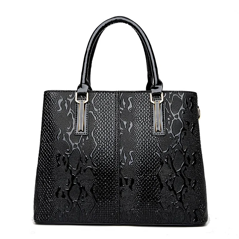 Ladies Handbag In Patent Leather Snake Print - Black