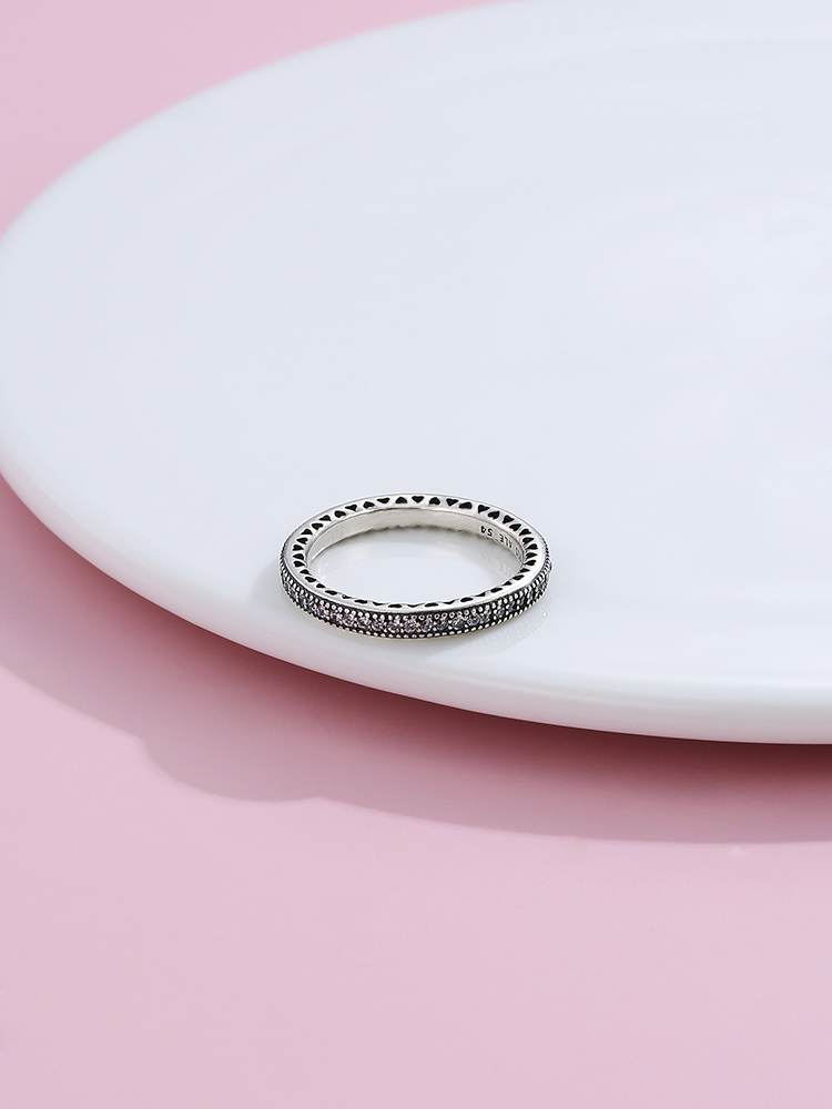 Hollow Love Single Row Diamond Ring