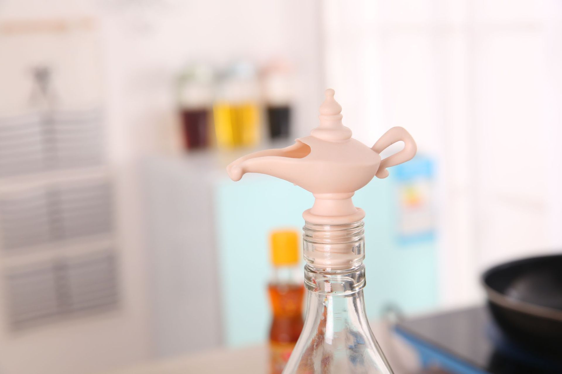 Plug The Bottle Of Soy Sauce And Red Wine With Sealed Pour Device