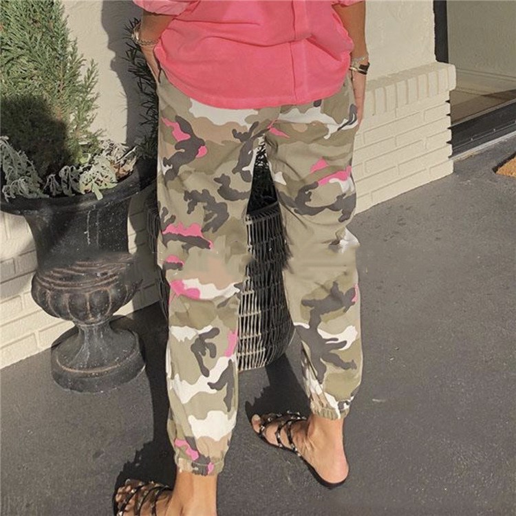 Title 6, Pantaloni cropped da donna con stampa camouflag...