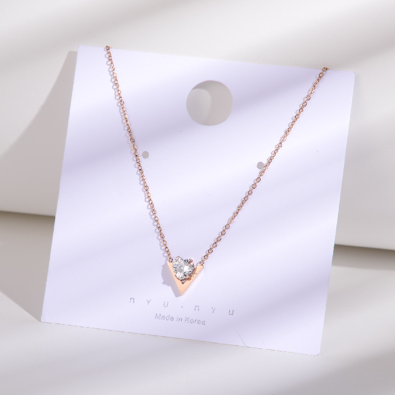 V-shaped Necklace with Diamond Does Not Fade the Clavicle Chain