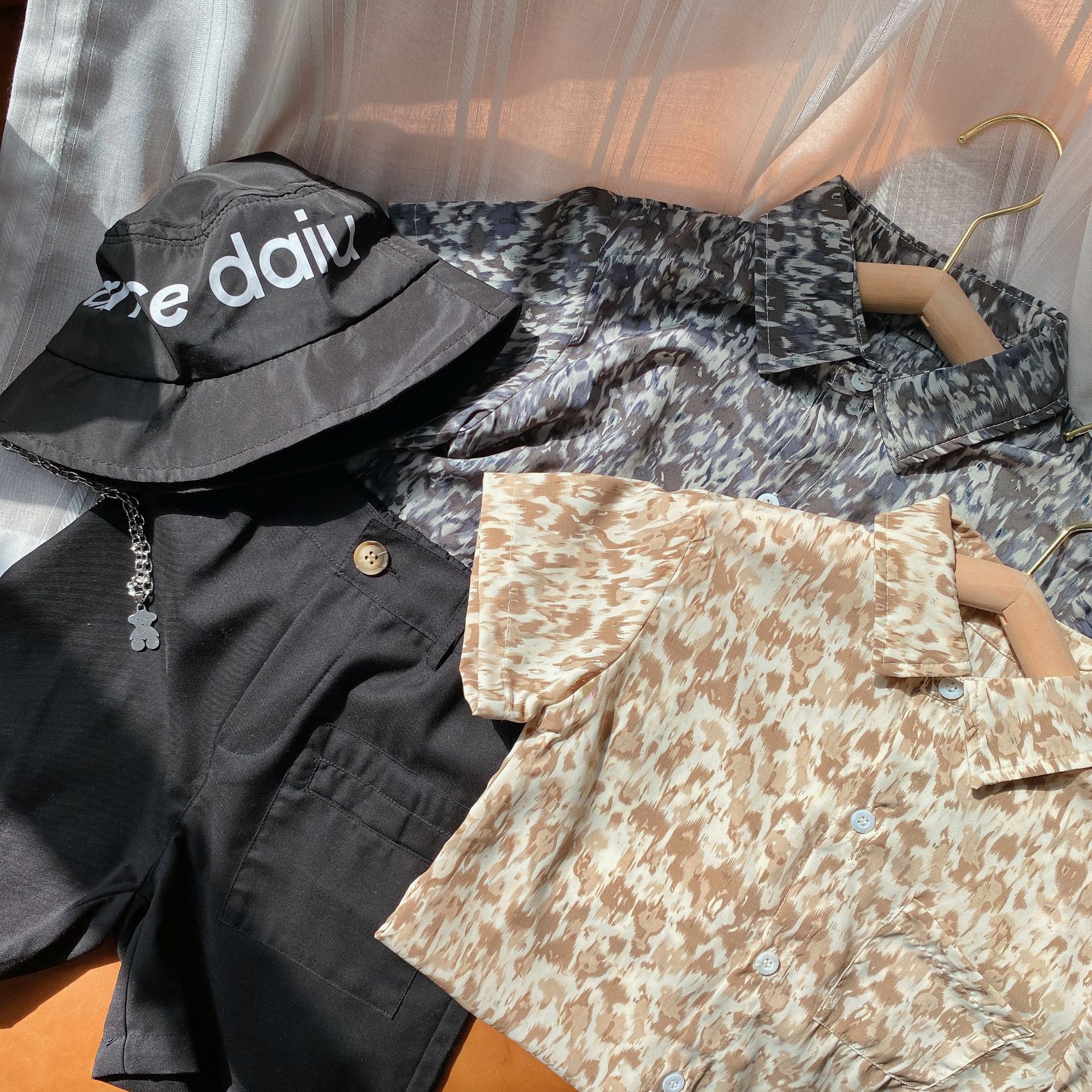 قميص أطفال بأكمام قصيرة بنقشة الفهد