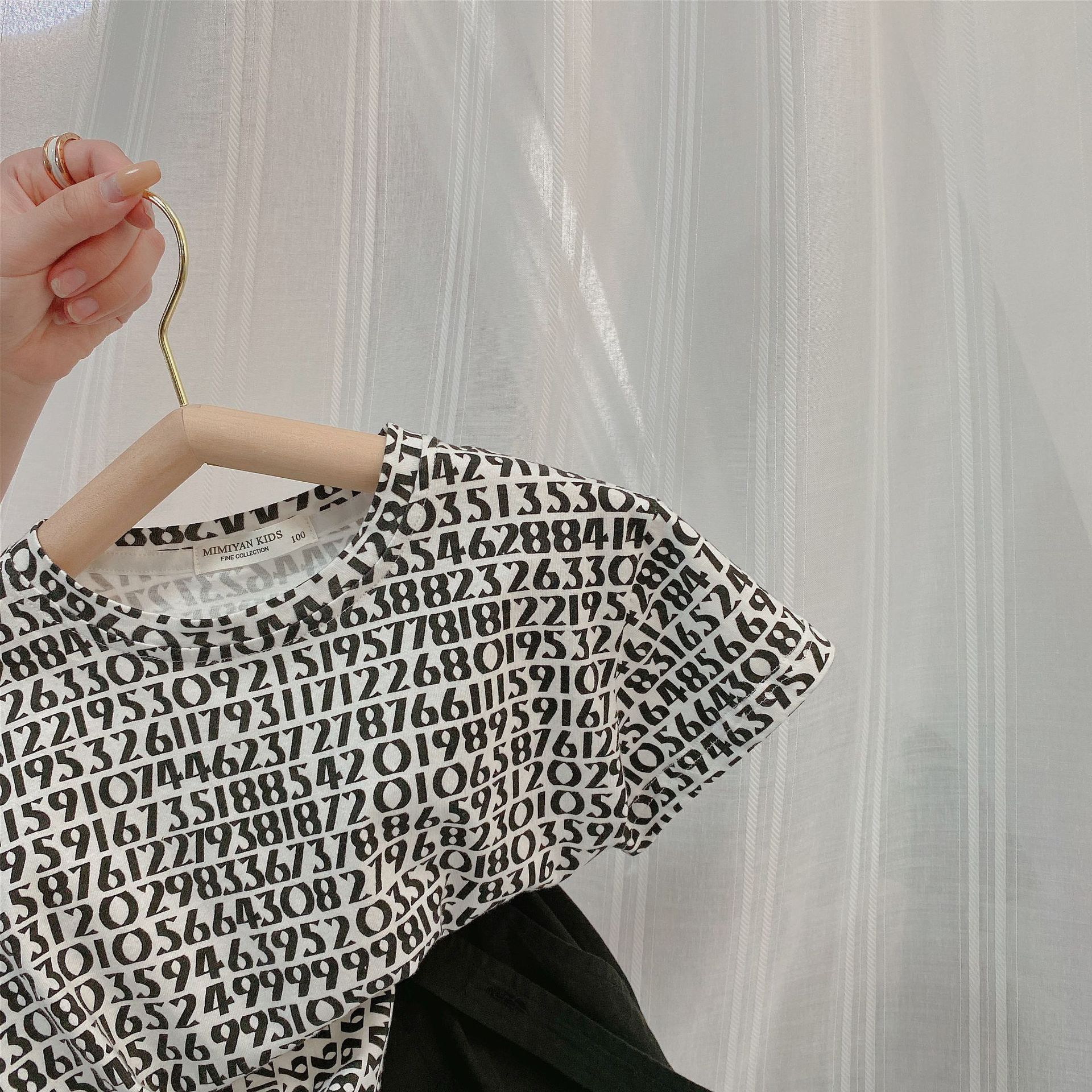 بلوزة أطفال قصيرة الأكمام بطبعة رقمية بسيطة وعصرية