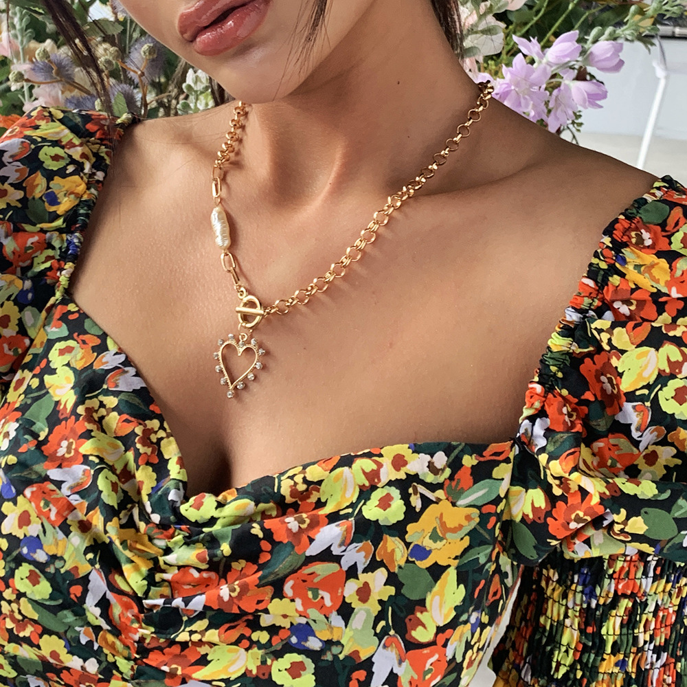 Fashion Alloy Necklace Creative Geometric Love Crystal Pendant Necklace