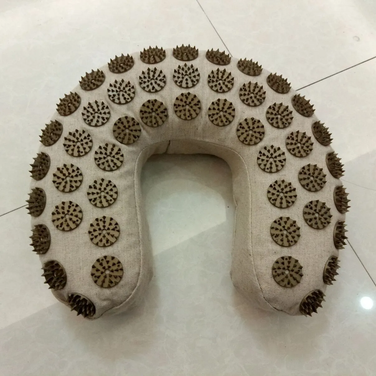 Organic Linen U-Shaped Acupuncture Pillow Acupuncture Pillow – image 4